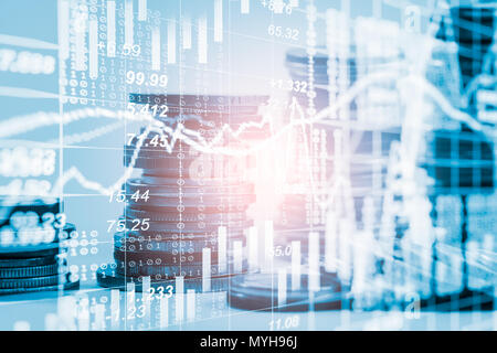 Mercato azionario o forex trading grafico e candelabro grafico adatto per gli investimenti finanziari concetto. Economia sullo sfondo delle tendenze per l'idea di business e di un Foto Stock