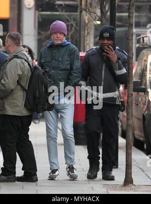 Londra, Regno Unito. Il 6 febbraio, 2018. ** Il contenuto esclusivo ** Chris Evans Presenter visto avente una conversazione amichevole per un traffico di Westminster walden presso la BBC S Foto Stock