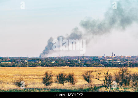 Fumo di un incendio nella distanza Foto Stock