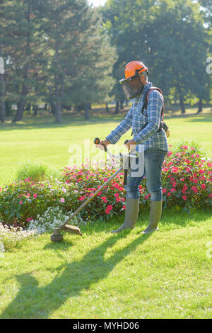 La manutenzione del giardino di grandi dimensioni Foto Stock