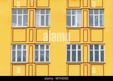 Finestre sulla facciata di edificio Foto Stock