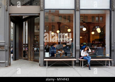 La colombe, 400 Lafayette St, New York, NY. esterno alla vetrina di un negozio di caffè in NoHo quartiere di Manhattan. Foto Stock