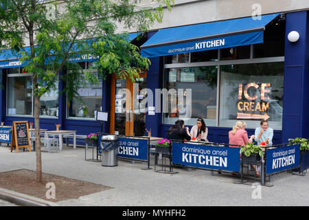 [Storefront storico] Dominique Ansel Kitchen, 137 7th Ave S, New York, New York. Di fronte a un panificio francese nel Greenwich Village di Manhattan. Foto Stock