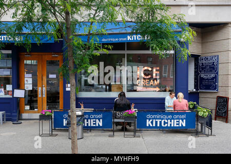 [Storefront storico] Dominique Ansel Kitchen, 137 7th Ave S, New York, New York. Di fronte a un panificio francese nel Greenwich Village di Manhattan. Foto Stock