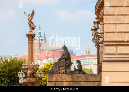 Praga, Old Town - Golden Muse colonna la sala concerti Rudolfinum. Foto Stock