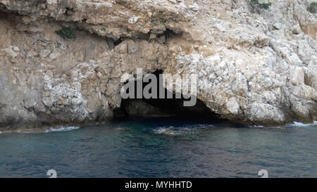 La grotta dei pirati a Alanya. Punto di riferimento della Turchia. Spiaggia rocciosa e grotta dei pirati in Turchia. Foto Stock