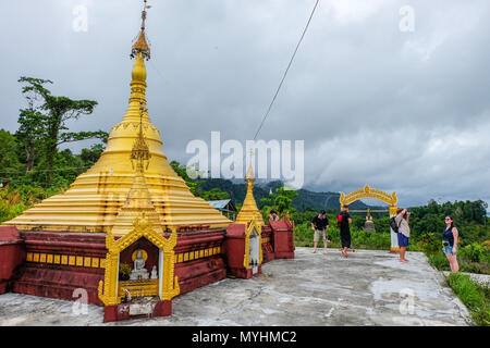 1 maggio 2018 - Arcipelago di Myeik. I turisti che visitano una pagoda su una collina al di sopra di un villaggio Moken Foto Stock