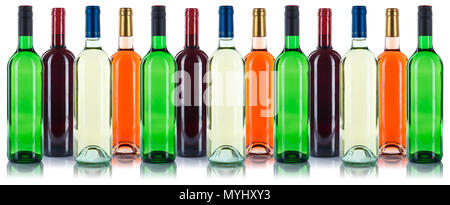 Collezione di bottiglie di vino in una fila red isolato su uno sfondo bianco Foto Stock