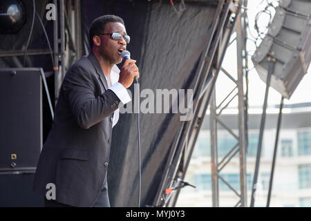 Angelo Starr di Edwin Starr Band effettuando in corrispondenza di Wychwood Festival, Giugno 3, 2018. Cheltenham, Inghilterra, Regno Unito Foto Stock