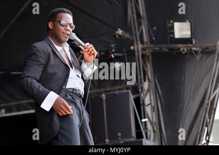 Angelo Starr di Edwin Starr Band effettuando in corrispondenza di Wychwood Festival, Giugno 3, 2018. Cheltenham, Inghilterra, Regno Unito Foto Stock