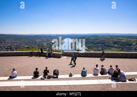 Germania, Siebenbirge, vista da Drachenfels montagna in Koenigswinter al fiume Reno, vista da sud, Nonnenwerth isola. Deutschland, S Foto Stock