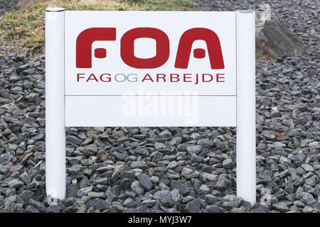 Middelfart, Danimarca - 21 Aprile 2018: FOA logo su un pannello. La FOA è l'Unione danese di dipendenti pubblici Foto Stock