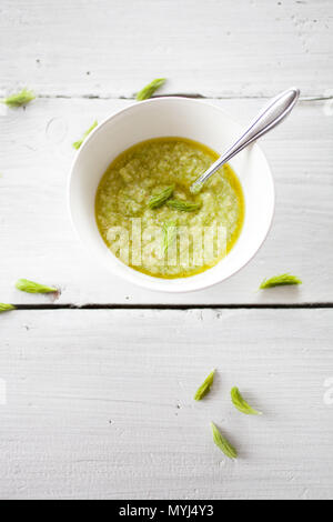 In casa il pesto con i germogli di abete, parmigiano, pinenuts e limone Foto Stock