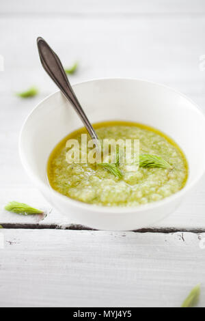 In casa il pesto con i germogli di abete, parmigiano, pinenuts e limone Foto Stock