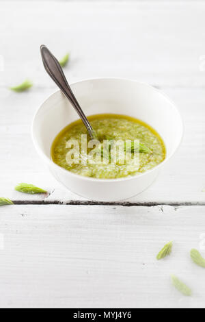 In casa il pesto con i germogli di abete, parmigiano, pinenuts e limone Foto Stock