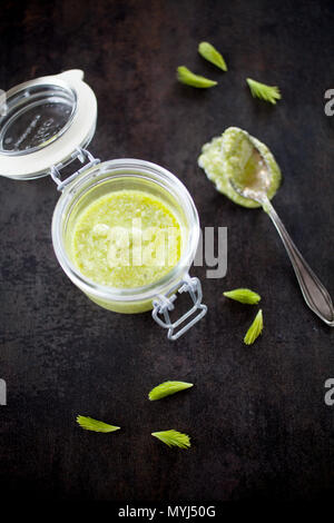 In casa il pesto con i germogli di abete, parmigiano, pinenuts e limone Foto Stock