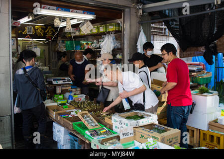 Tokyo, Giappone - 22 Luglio 2017: un piccolo negozio nel mercato Tsukiji. È il più grande commercio all'ingrosso di pesce e frutti di mare nel mercato del mondo e anche di uno dei larg Foto Stock