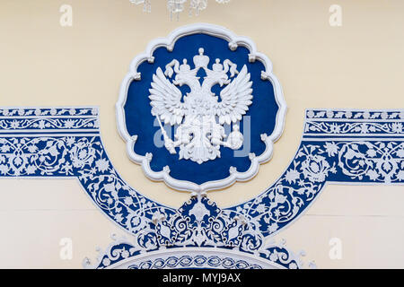 Tehran, Iran - 18 Marzo 2018: Stemma della Russia è Imperial Eagle, stato russo emblema sulla parete in ambasciata di Russia xviii di marzo 2018 Foto Stock