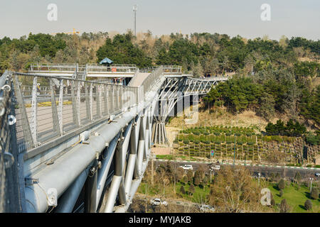 Tehran, Iran - 19 Marzo 2018: vista del Ponte Tabiat Foto Stock