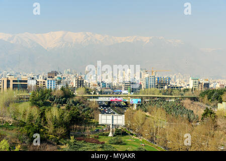 Tehran, Iran - 19 Marzo 2018: Vista della città di Teheran e Alborz montagne, Modares highway e Abo Atash ponte dal ponte Tabiat Foto Stock