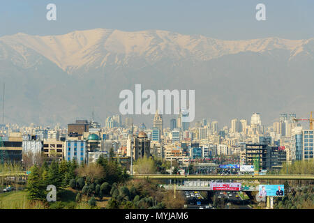 Tehran, Iran - 19 Marzo 2018: Vista della città di Teheran e Alborz montagne, Modares highway e Abo Atash ponte dal ponte Tabiat Foto Stock