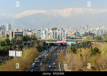 Tehran, Iran - 19 Marzo 2018: Vista della città di Teheran e Alborz montagne, Modares highway e Abo Atash ponte dal ponte Tabiat Foto Stock