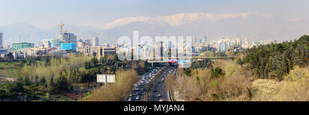 Tehran, Iran - 19 Marzo 2018: vista panoramica della città di Teheran e Alborz montagne, Modares highway e Abo Atash ponte dal ponte Tabiat Foto Stock