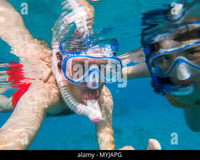 Giovane snorkeling subacquea e divertimento in Mar Rosso Foto Stock