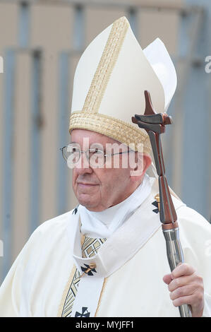 Papa Francesco arriva a celebra la Santa Messa nel corso della sua visita pastorale alla parrocchia del Santissimo Sacramento in Roma. Dotato di: Papa Francesco dove: Roma, Lazio, Italia Quando: 06 maggio 2018 Credit: IPA/WENN.com * * disponibile solo per la pubblicazione in UK, USA, Germania, Austria, Svizzera** Foto Stock