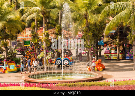 PATTAYA , Tailandia- febbraio 14,2015: la fontana e il giocattolo al Nong Nooch Tropicale Giardino Botanico in Thailandia Foto Stock