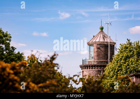 La torre del Faro Bidston, un faro terrestre situato a 70m sopra il livello del mare. Incorniciato da alberi, cielo blu in background, con copia spazio. Foto Stock