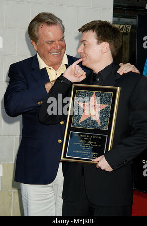 Mike Myers (con nr 2 Robert Wagner)ha ricevuto il 2200th stelle sulla Hollywood Walk of Fame a Los Angeles. Luglio 24, 2002. - MyersMike WagnerRobert08.jpgMyersMike WagnerRobert08 evento nella vita di Hollywood - California, tappeto rosso Evento, STATI UNITI D'AMERICA, industria cinematografica, celebrità, fotografia, Bestof, arte cultura e intrattenimento, Topix celebrità moda, migliori della vita di Hollywood, evento nella vita di Hollywood - California, movie celebrità, personaggi televisivi, musica celebrità, Topix, Bestof, arte cultura e intrattenimento, fotografia, inchiesta tsuni@Gamma-USA.com , Tsuni Credito / STATI UNITI D'AMERICA, H Foto Stock