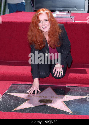 Bonnie Raitt wa s onorato con una stella sulla Hollywood Walk of fame a Los Angeles. La stella è di fronte al record di Capitol Building. Marzo 19, 2002. - RaittBonnie StarHollBlvd02.jpgRaittBonnie StarHollBlvd02 evento nella vita di Hollywood - California, tappeto rosso Evento, STATI UNITI D'AMERICA, industria cinematografica, celebrità, fotografia, Bestof, arte cultura e intrattenimento, Topix celebrità moda, migliori della vita di Hollywood, evento nella vita di Hollywood - California, movie celebrità, personaggi televisivi, musica celebrità, Topix, Bestof, arte cultura e intrattenimento, fotografia, inchiesta tsuni@Gam Foto Stock