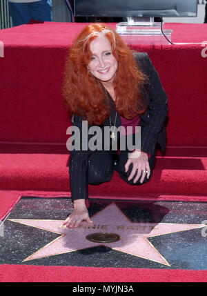 Bonnie Raitt wa s onorato con una stella sulla Hollywood Walk of fame a Los Angeles. La stella è di fronte al record di Capitol Building. Marzo 19, 2002. - RaittBonnie StarHollBlvd03.jpgRaittBonnie StarHollBlvd03 evento nella vita di Hollywood - California, tappeto rosso Evento, STATI UNITI D'AMERICA, industria cinematografica, celebrità, fotografia, Bestof, arte cultura e intrattenimento, Topix celebrità moda, migliori della vita di Hollywood, evento nella vita di Hollywood - California, movie celebrità, personaggi televisivi, musica celebrità, Topix, Bestof, arte cultura e intrattenimento, fotografia, inchiesta tsuni@Gam Foto Stock