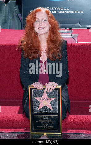 Bonnie Raitt wa s onorato con una stella sulla Hollywood Walk of fame a Los Angeles. La stella è di fronte al record di Capitol Building. Marzo 19, 2002. - RaittBonnie StarHollBlvd05.jpgRaittBonnie StarHollBlvd05 evento nella vita di Hollywood - California, tappeto rosso Evento, STATI UNITI D'AMERICA, industria cinematografica, celebrità, fotografia, Bestof, arte cultura e intrattenimento, Topix celebrità moda, migliori della vita di Hollywood, evento nella vita di Hollywood - California, movie celebrità, personaggi televisivi, musica celebrità, Topix, Bestof, arte cultura e intrattenimento, fotografia, inchiesta tsuni@Gam Foto Stock