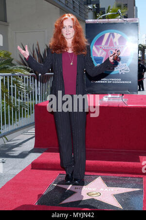 Bonnie Raitt wa s onorato con una stella sulla Hollywood Walk of fame a Los Angeles. La stella è di fronte al record di Capitol Building. Marzo 19, 2002. - RaittBonnie StarHollBlvd09.jpgRaittBonnie StarHollBlvd09 evento nella vita di Hollywood - California, tappeto rosso Evento, STATI UNITI D'AMERICA, industria cinematografica, celebrità, fotografia, Bestof, arte cultura e intrattenimento, Topix celebrità moda, migliori della vita di Hollywood, evento nella vita di Hollywood - California, movie celebrità, personaggi televisivi, musica celebrità, Topix, Bestof, arte cultura e intrattenimento, fotografia, inchiesta tsuni@Gam Foto Stock