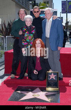 Bonnie Raitt wa s onorato con una stella sulla Hollywood Walk of fame a Los Angeles. La stella è di fronte al record di Capitol Building. Marzo 19, 2002. - RaittBonnie la famiglia12.jpgRaittBonnie la famiglia12 evento nella vita di Hollywood - California, tappeto rosso Evento, STATI UNITI D'AMERICA, industria cinematografica, celebrità, fotografia, Bestof, arte cultura e intrattenimento, Topix celebrità moda, migliori della vita di Hollywood, evento nella vita di Hollywood - California, movie celebrità, personaggi televisivi, musica celebrità, Topix, Bestof, arte cultura e intrattenimento, fotografia, inchiesta tsuni@Gamma-USA.c Foto Stock