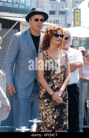 Tim Robbins in posa con Susan Sarandon quando ha ricevuto la 2202th stella sulla Hollywood Walk of Fame a Los Angeles. Il 5 agosto 2002. - RobbinsTim SarandonS24.jpgRobbinsTim SarandonS24 evento nella vita di Hollywood - California, tappeto rosso Evento, STATI UNITI D'AMERICA, industria cinematografica, celebrità, fotografia, Bestof, arte cultura e intrattenimento, Topix celebrità moda, migliori della vita di Hollywood, evento nella vita di Hollywood - California, movie celebrità, personaggi televisivi, musica celebrità, Topix, Bestof, arte cultura e intrattenimento, fotografia, inchiesta tsuni@Gamma-USA.com , Credit Tsun Foto Stock