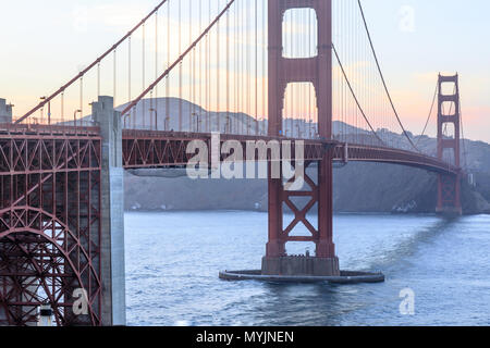 Tramonto sul Golden Gate Bridge come si vede dalla span meridionale dell'estremità. Foto Stock