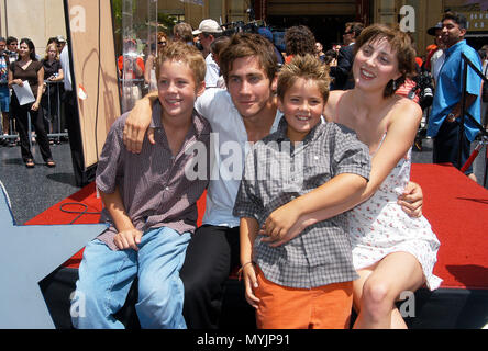 Miglia, Jack e Eva con Jake Gyllenhaal in posa a Susan Sarandon cerimonia quando ha ricevuto la 2202th stella sulla Hollywood Walk of Fame a Los Angeles. Il 5 agosto 2002. - Sarandon Robbins kids01.jpgSarandon Robbins kids01 evento nella vita di Hollywood - California, tappeto rosso Evento, STATI UNITI D'AMERICA, industria cinematografica, celebrità, fotografia, Bestof, arte cultura e intrattenimento, Topix celebrità moda, migliori della vita di Hollywood, evento nella vita di Hollywood - California, movie celebrità, personaggi televisivi, musica celebrità, Topix, Bestof, arte cultura e intrattenimento, fotografia, Foto Stock