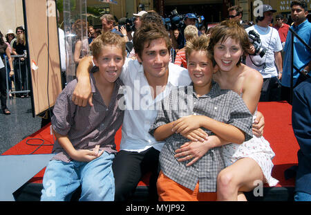 Miglia, Jack e Eva con Jake Gyllenhaal in posa a Susan Sarandon cerimonia quando ha ricevuto la 2202th stella sulla Hollywood Walk of Fame a Los Angeles. Il 5 agosto 2002. - Sarandon Robbins kids02.jpgSarandon Robbins kids02 evento nella vita di Hollywood - California, tappeto rosso Evento, STATI UNITI D'AMERICA, industria cinematografica, celebrità, fotografia, Bestof, arte cultura e intrattenimento, Topix celebrità moda, migliori della vita di Hollywood, evento nella vita di Hollywood - California, movie celebrità, personaggi televisivi, musica celebrità, Topix, Bestof, arte cultura e intrattenimento, fotografia, Foto Stock