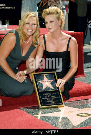 Chalize Theron è stato premiato con una stella sulla Hollywood Walk fama in Los Angeles. Settembre 29, 2005. - TheronCharlize star 13.jpgTheronCharlize star 13 evento nella vita di Hollywood - California, tappeto rosso Evento, STATI UNITI D'AMERICA, industria cinematografica, celebrità, fotografia, Bestof, arte cultura e intrattenimento, Topix celebrità moda, migliori della vita di Hollywood, evento nella vita di Hollywood - California, movie celebrità, personaggi televisivi, musica celebrità, Topix, Bestof, arte cultura e intrattenimento, fotografia, inchiesta tsuni@Gamma-USA.com , Tsuni Credito / STATI UNITI D'AMERICA, premiato con una stella sulla Foto Stock