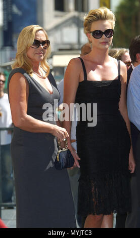 Chalize Theron è stato premiato con una stella sulla Hollywood Walk fama in Los Angeles. Settembre 29, 2005. - TheronCharlize star 18.jpgTheronCharlize star 18 evento nella vita di Hollywood - California, tappeto rosso Evento, STATI UNITI D'AMERICA, industria cinematografica, celebrità, fotografia, Bestof, arte cultura e intrattenimento, Topix celebrità moda, migliori della vita di Hollywood, evento nella vita di Hollywood - California, movie celebrità, personaggi televisivi, musica celebrità, Topix, Bestof, arte cultura e intrattenimento, fotografia, inchiesta tsuni@Gamma-USA.com , Tsuni Credito / STATI UNITI D'AMERICA, premiato con una stella sulla Foto Stock