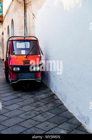 Piccolo carrello / auto in Italia parcheggiati sul lato di una strada. Vista frontale Foto Stock