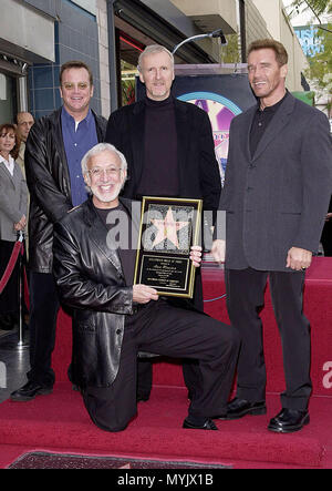 Stan Winston, ( special make up per terminatore, Alien, Jurassic Park & Edward Mani di forbice ) receveid una stella sulla Hollywood Blvd a Los Angeles 02/23/2001 - WinstonCameronSchwarzAT14.jpgWinstonCameronSchwarzAT14 evento nella vita di Hollywood - California, tappeto rosso Evento, STATI UNITI D'AMERICA, industria cinematografica, celebrità, fotografia, Bestof, arte cultura e intrattenimento, Topix celebrità moda, migliori della vita di Hollywood, evento nella vita di Hollywood - California, movie celebrità, personaggi televisivi, musica celebrità, Topix, Bestof, arte cultura e intrattenimento, fotografia, inchiesta tsuni@Gamma- Foto Stock
