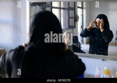 Gibuti centro per rifugiati yemenita, giovane donna yemenita con il chador / DSCHIBUTI, Betreuungszentrum fuer jemenitische Fluechtlinge Foto Stock