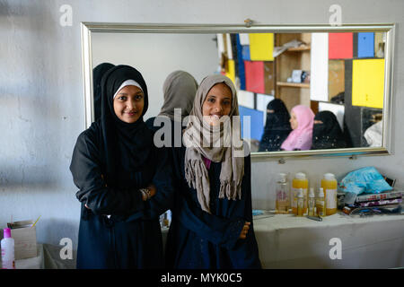 Gibuti centro per rifugiati yemenita, giovane donna yemenita con il chador / DSCHIBUTI, Betreuungszentrum fuer jemenitische Fluechtlinge Foto Stock