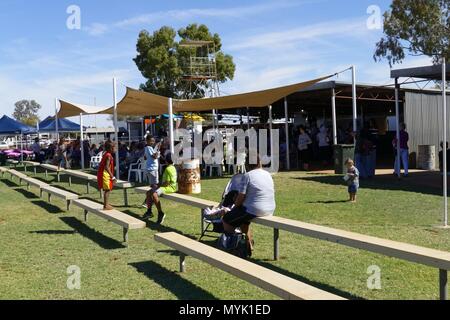 I bambini aborigeni presso il monte Calamita cavallo di razza in corso, Mt magnete, Eastern Goldfields, Western Australia - Aprile 2018 | Utilizzo di tutto il mondo Foto Stock