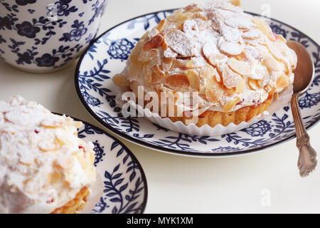 Deliziosi pasticcini di mandorle e crema mascaropne sulla piastra Foto Stock