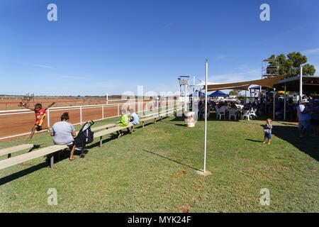 I bambini aborigeni presso il monte Calamita cavallo di razza in corso, Mt magnete, Eastern Goldfields, Western Australia - Aprile 2018 | Utilizzo di tutto il mondo Foto Stock